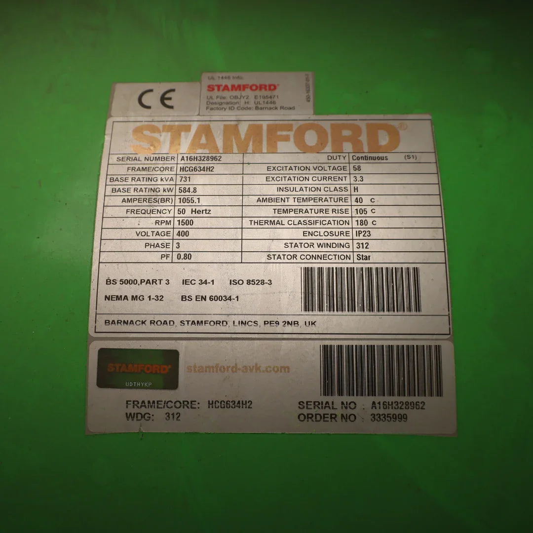 Alternador trifásico Stamford HCG634H2 con pintura verde, sistema de refrigeración, terminales laterales y cableado trasero.