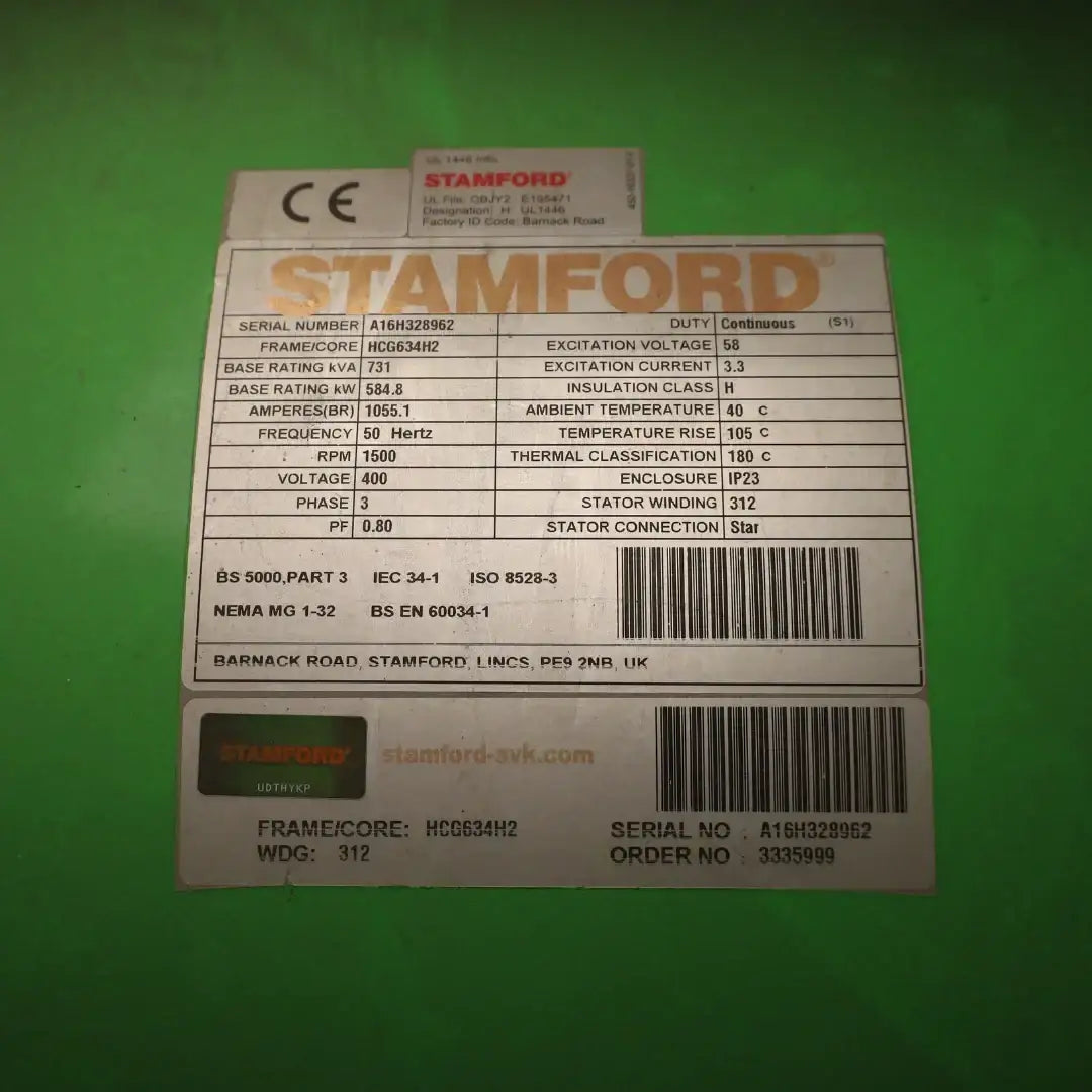 Alternator trójfazowy Stamford HCG634H2 z zielonym lakierem, systemem chłodzenia, bocznymi zaciskami i tylnym okablowaniem.