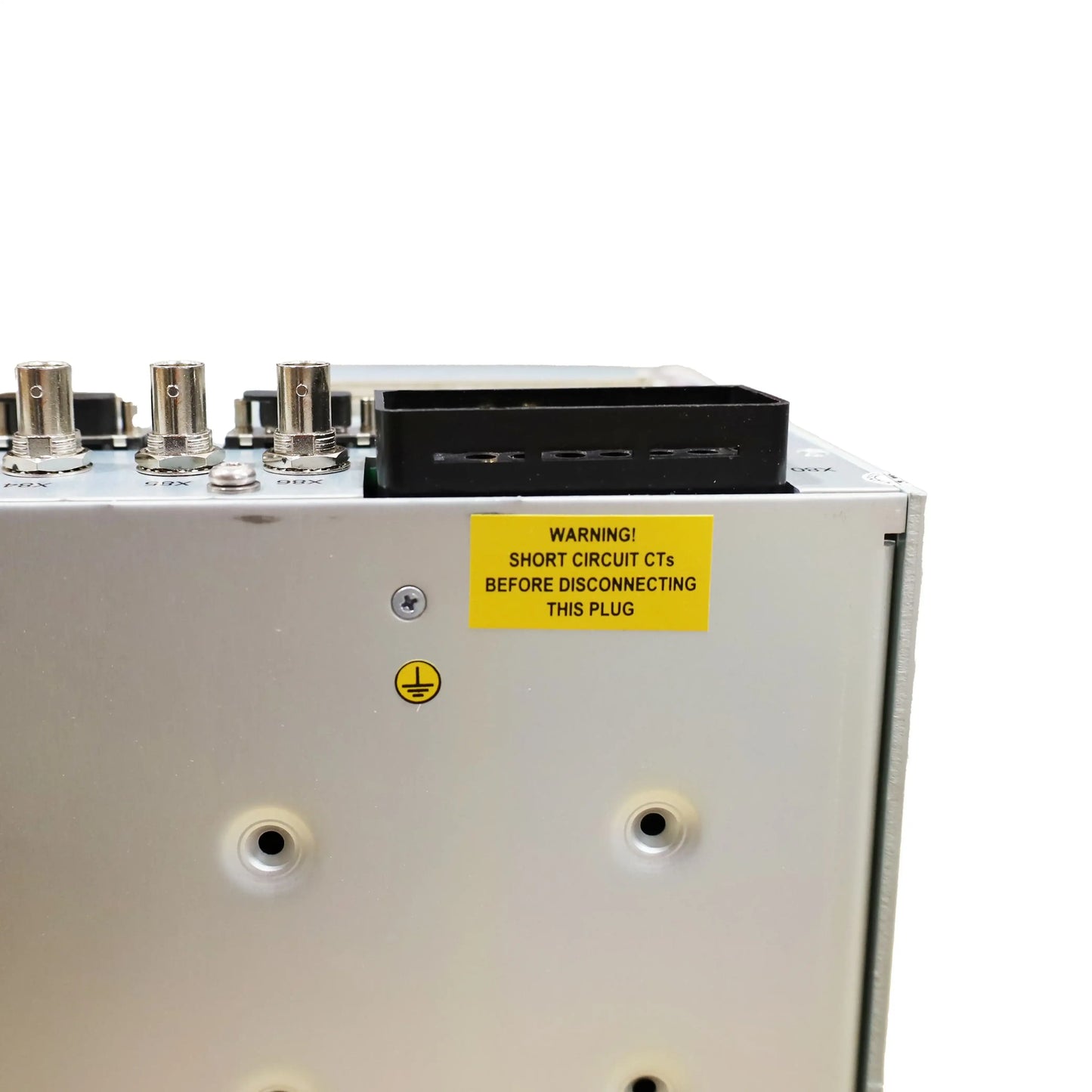 Unidad ABB para media tensión con panel frontal, pantalla y conectores visibles para control y protección eléctrica.