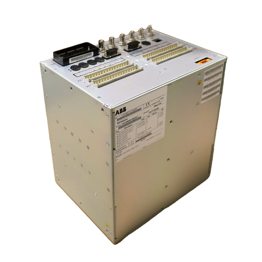 Unità ABB per media tensione con pannello frontale, display e connettori visibili per controllo e protezione elettrica.