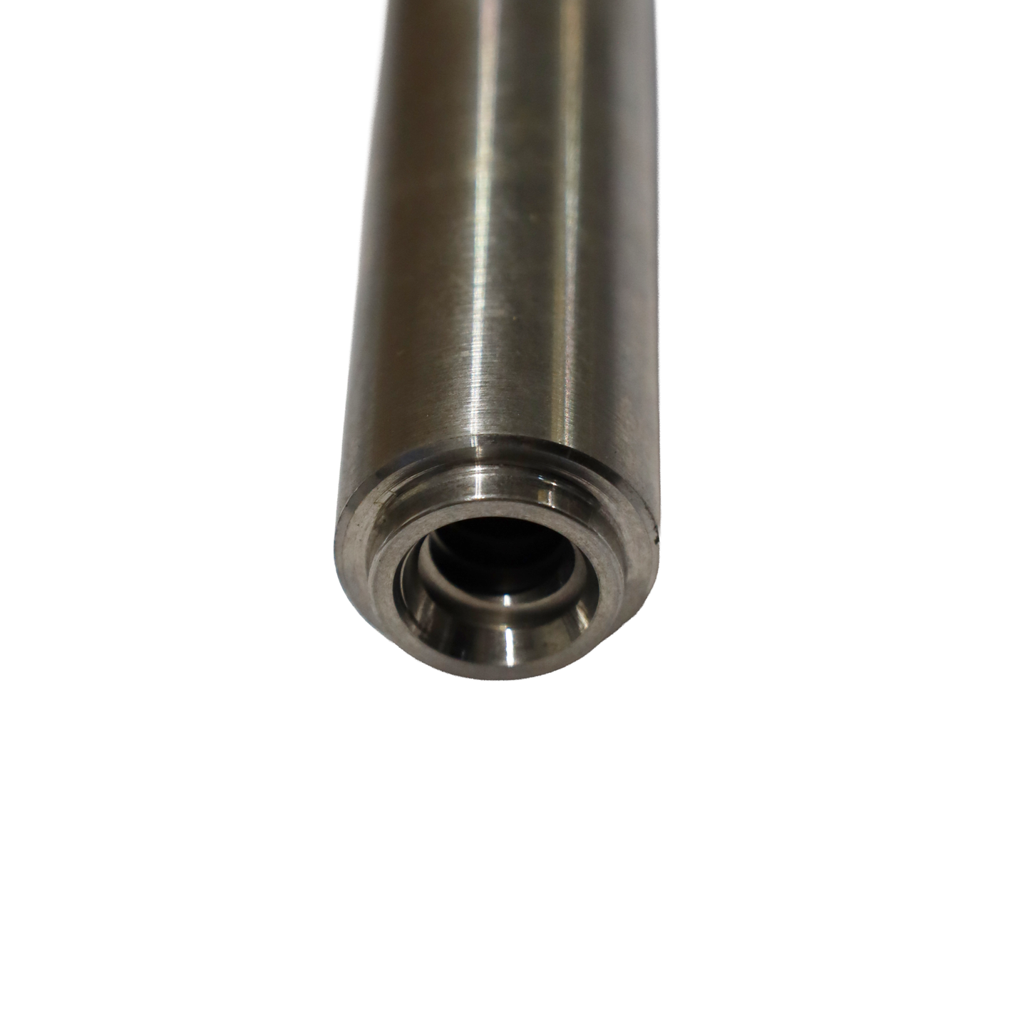 Albero metallico con superficie lucida, estremità filettata e apertura circolare sul retro.