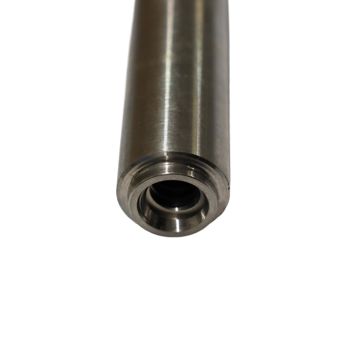 Albero metallico con superficie lucida, estremità filettata e apertura circolare sul retro.